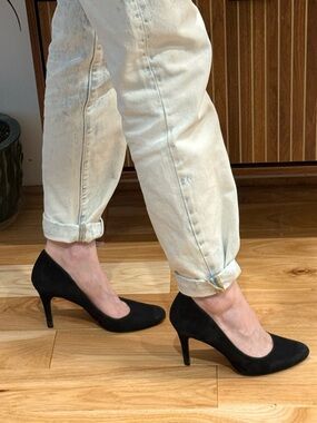 Nine West Black Suede Pumps Size 7.5 Pointed Almond Toe Classic Stiletto Heels